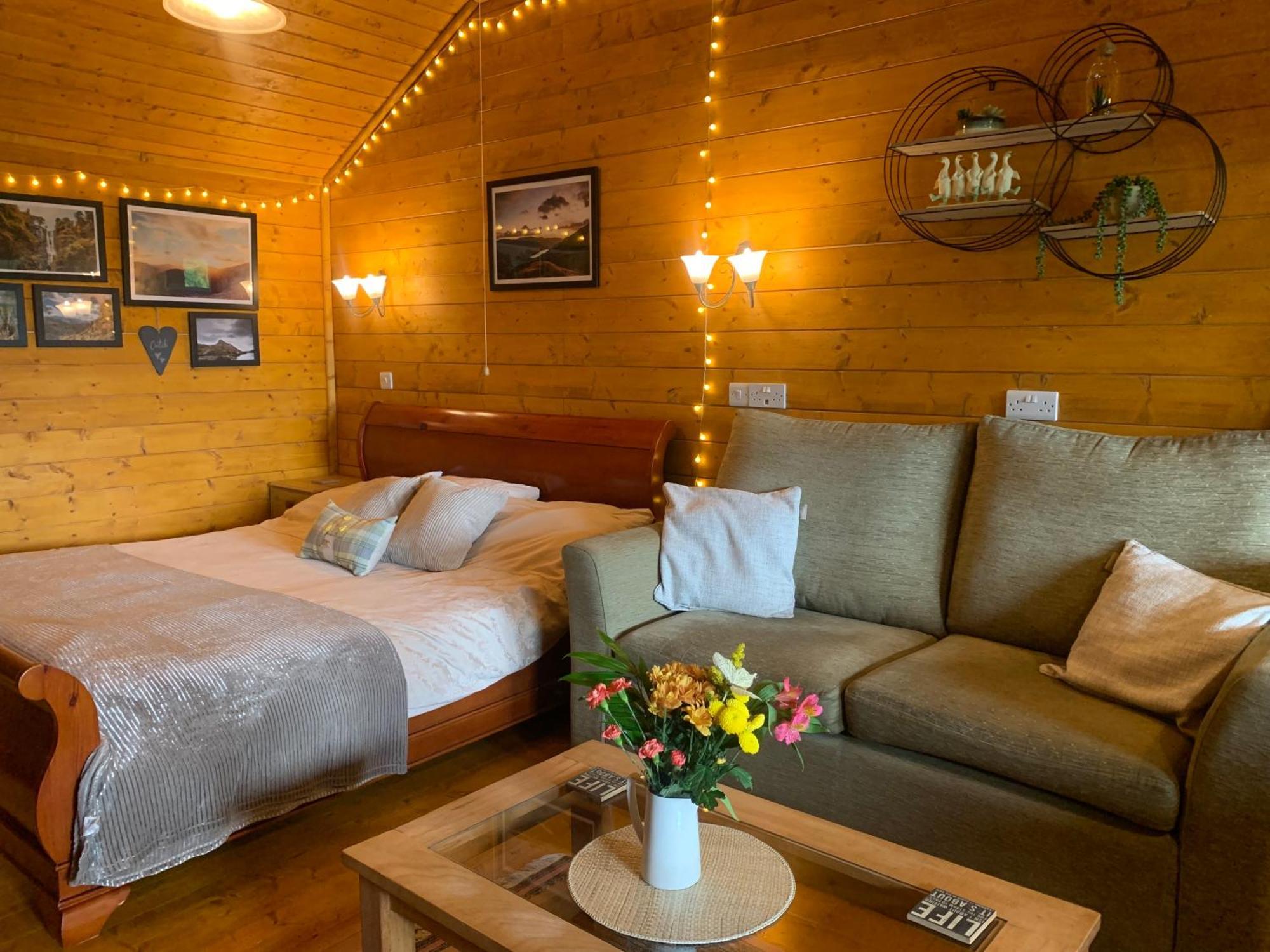 Cherry Cabin - Little Log Cabin In Wales Bettws Cedewain ภายนอก รูปภาพ